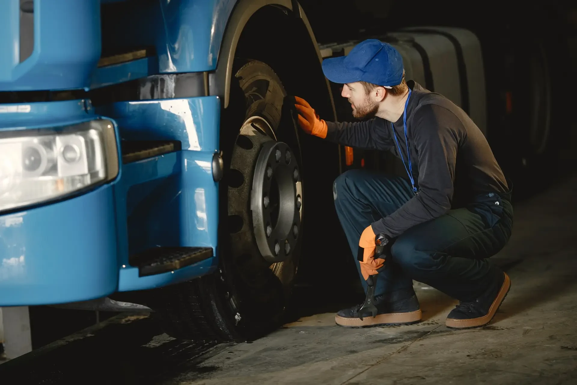 Técnico inspecionando roda de caminhão
